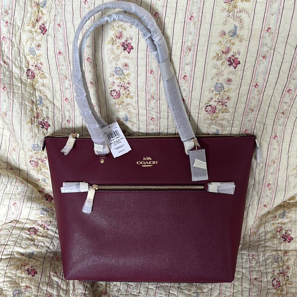 NWT Coach Leather Gallery Tote Bag  NEW